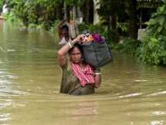 印度阿萨姆邦洪水肆虐 已致41人死亡 民众艰难{涉水}求生
