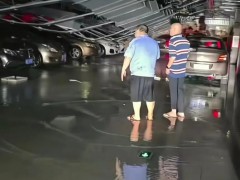 惠州一酒店停车场因台风受损 车辆被困后已安全驶出