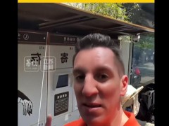 老外惊叹南京鸡鸣寺无人值守行李箱 安全无恙令人称奇