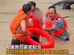 女子被困车内水淹到脖子 民警救人 不畏艰险施救